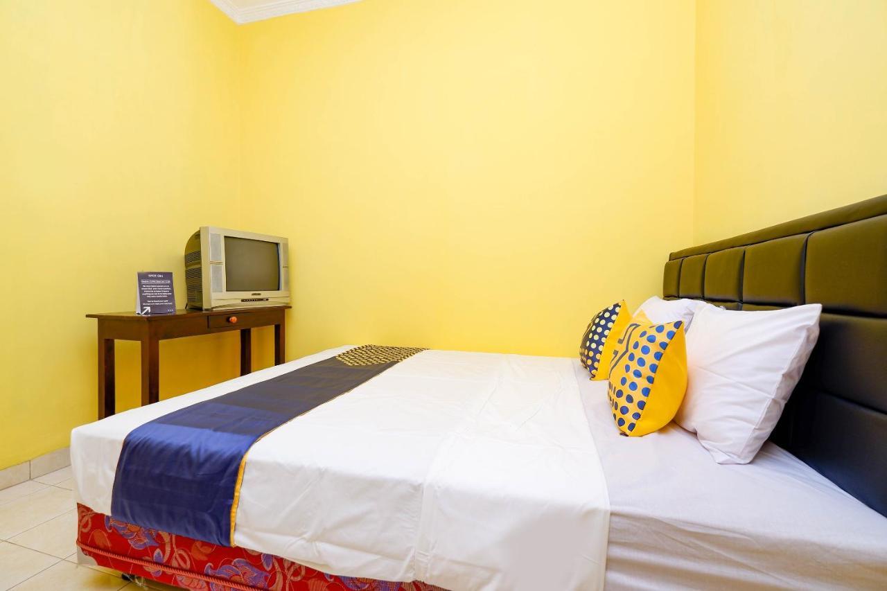 Отель Spot On 2821 Griya Kawula Syariah Surakarta  Экстерьер фото