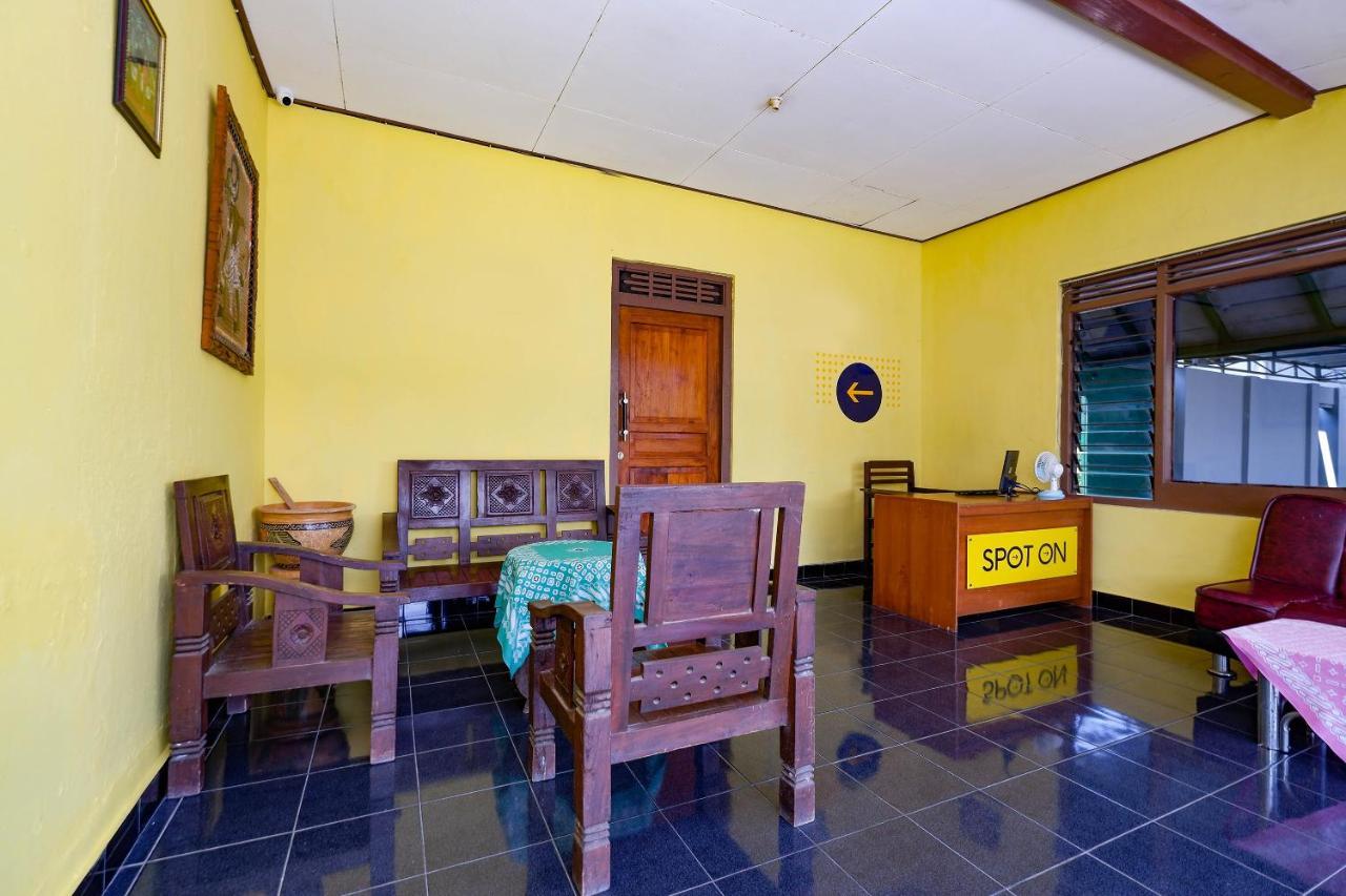Отель Spot On 2821 Griya Kawula Syariah Surakarta  Экстерьер фото