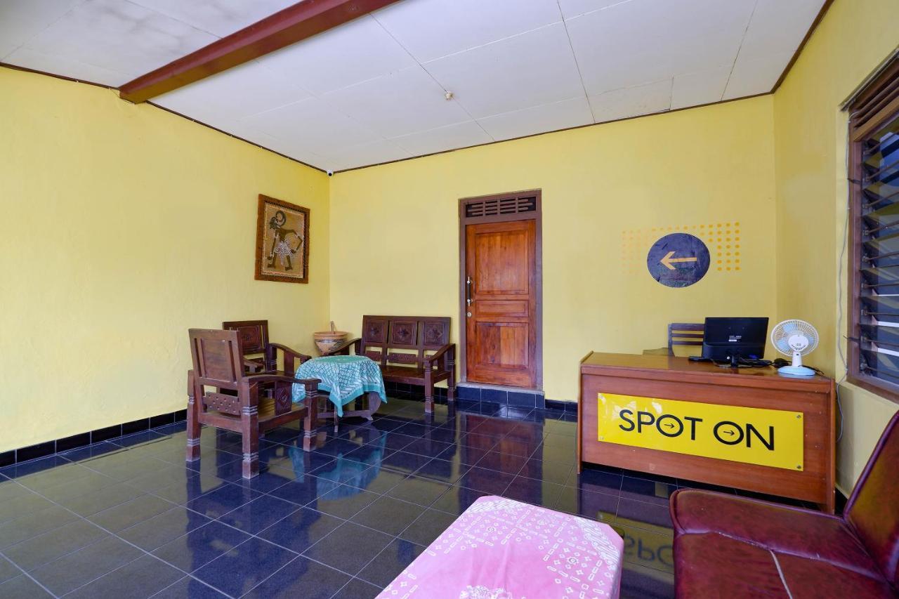 Отель Spot On 2821 Griya Kawula Syariah Surakarta  Экстерьер фото