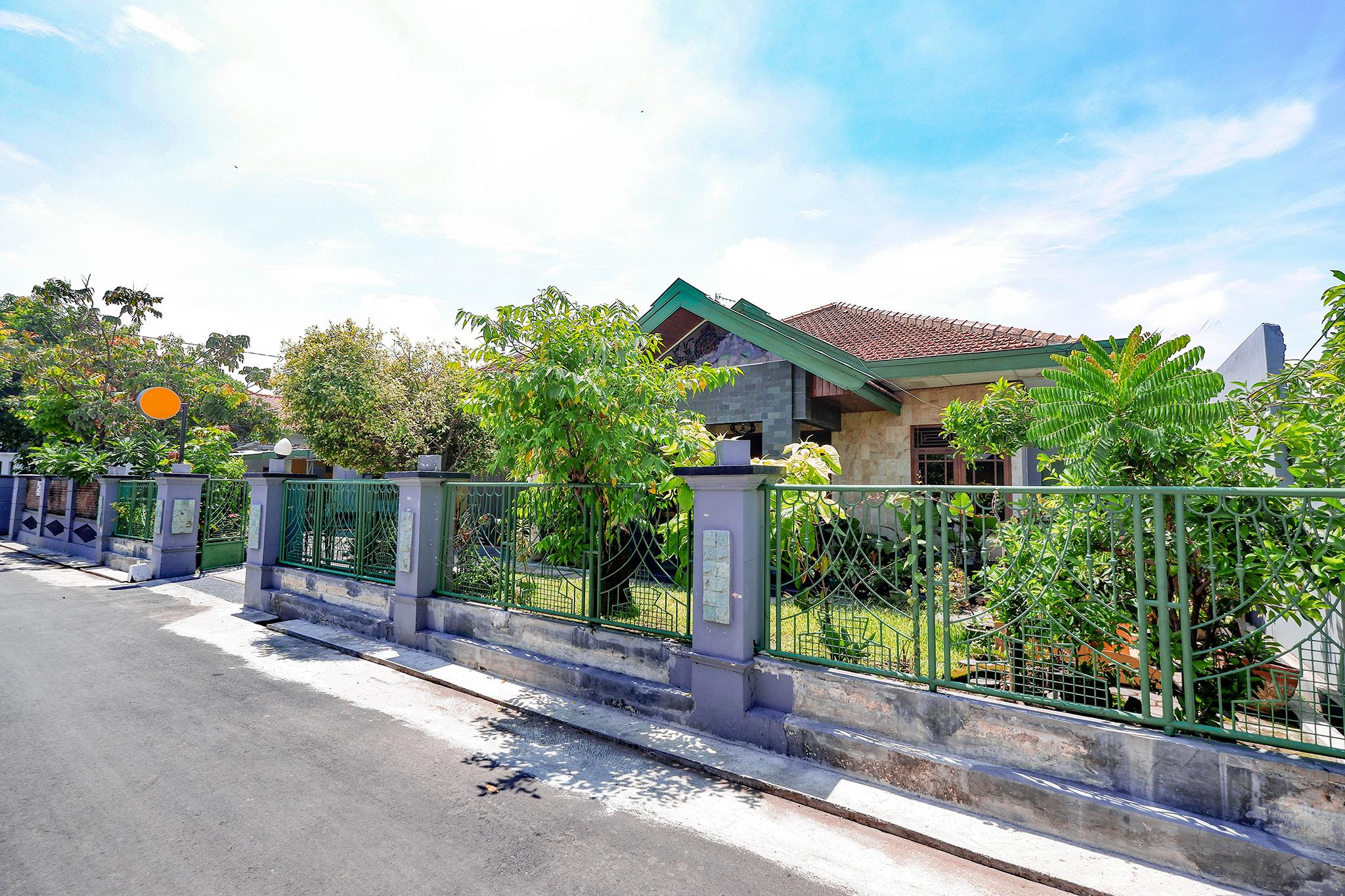 Отель Spot On 2821 Griya Kawula Syariah Surakarta  Экстерьер фото
