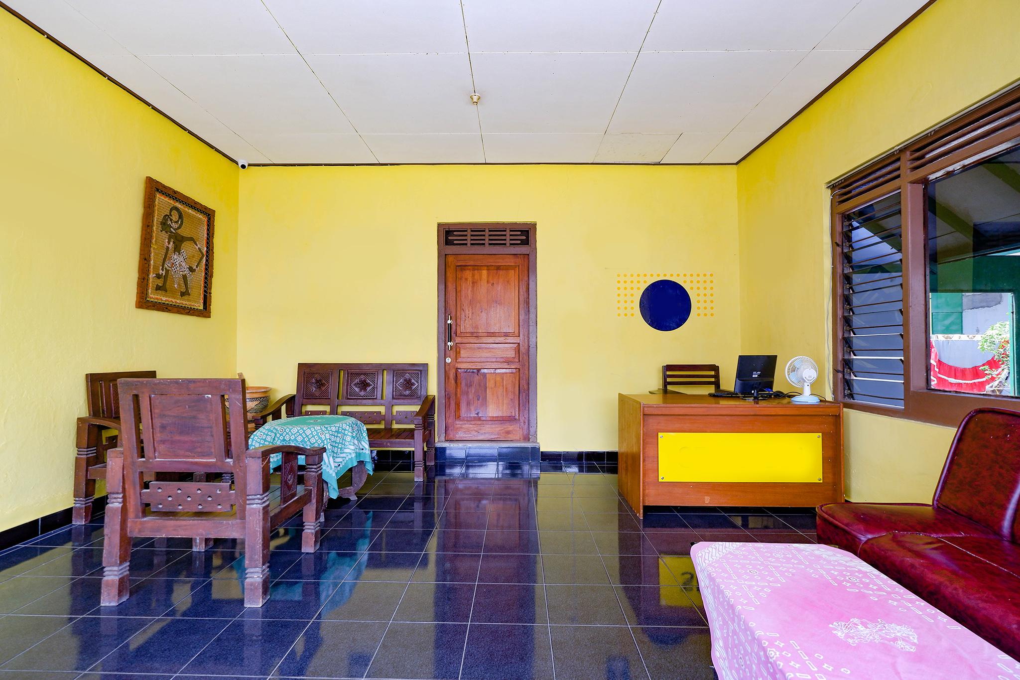 Отель Spot On 2821 Griya Kawula Syariah Surakarta  Экстерьер фото