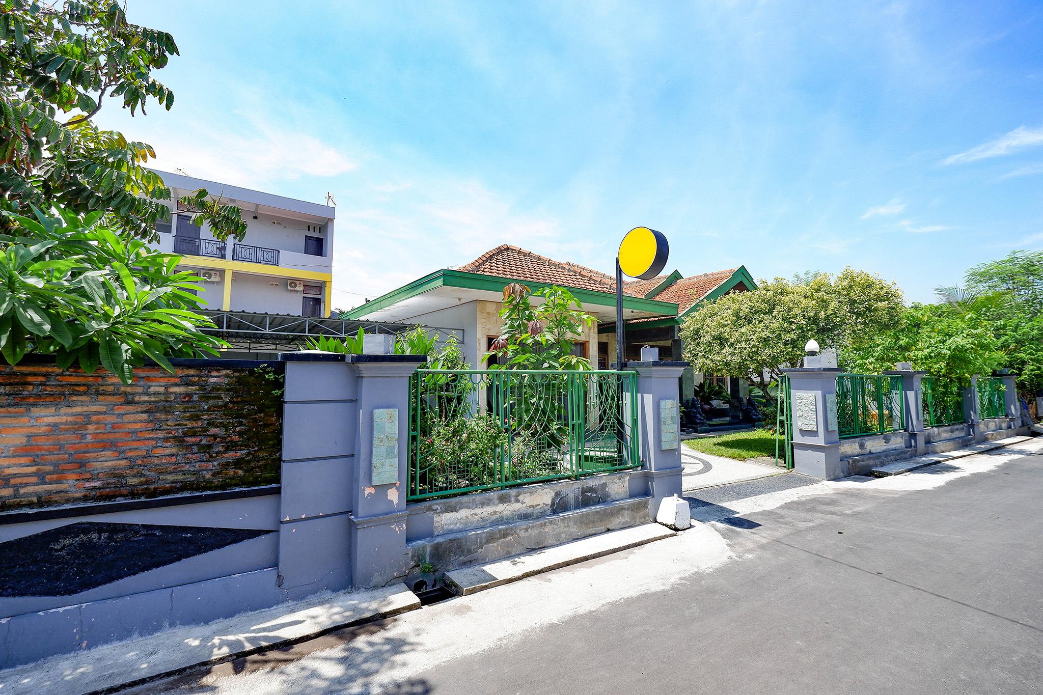 Отель Spot On 2821 Griya Kawula Syariah Surakarta  Экстерьер фото