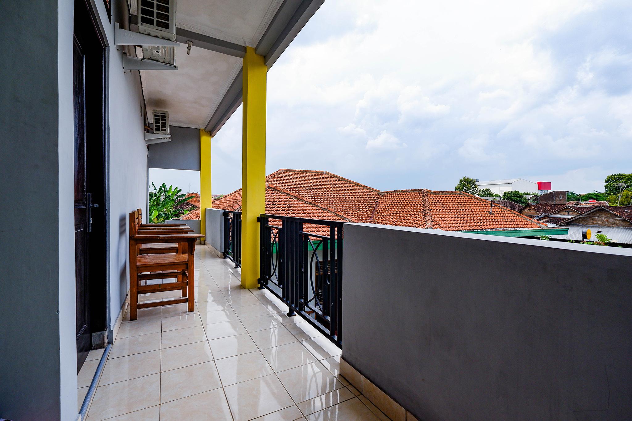 Отель Spot On 2821 Griya Kawula Syariah Surakarta  Экстерьер фото