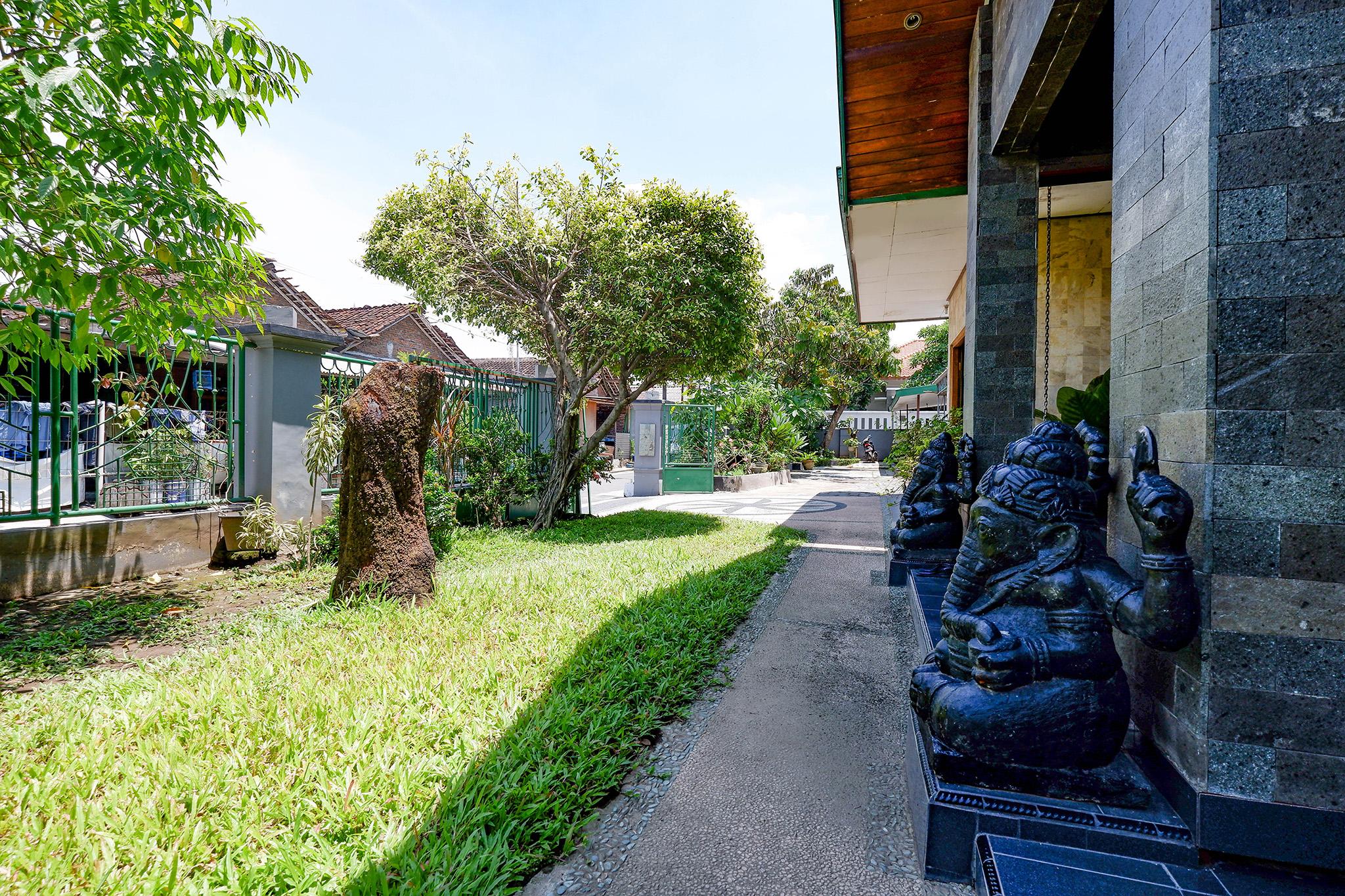Отель Spot On 2821 Griya Kawula Syariah Surakarta  Экстерьер фото